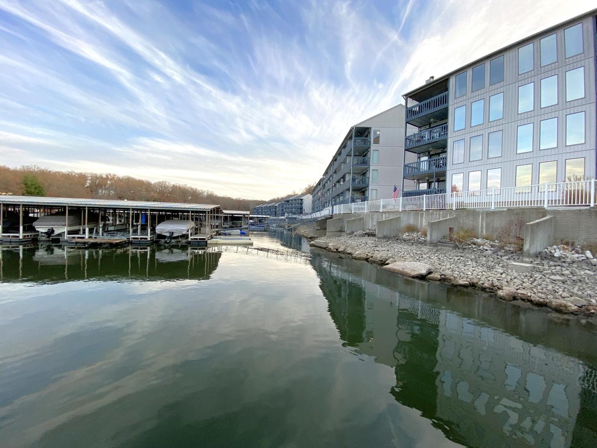 B Lakefront! Remodeled, Boat Slip, Patio Views, Pool, Boat Ramp, Wifi Osage Beach Luaran gambar