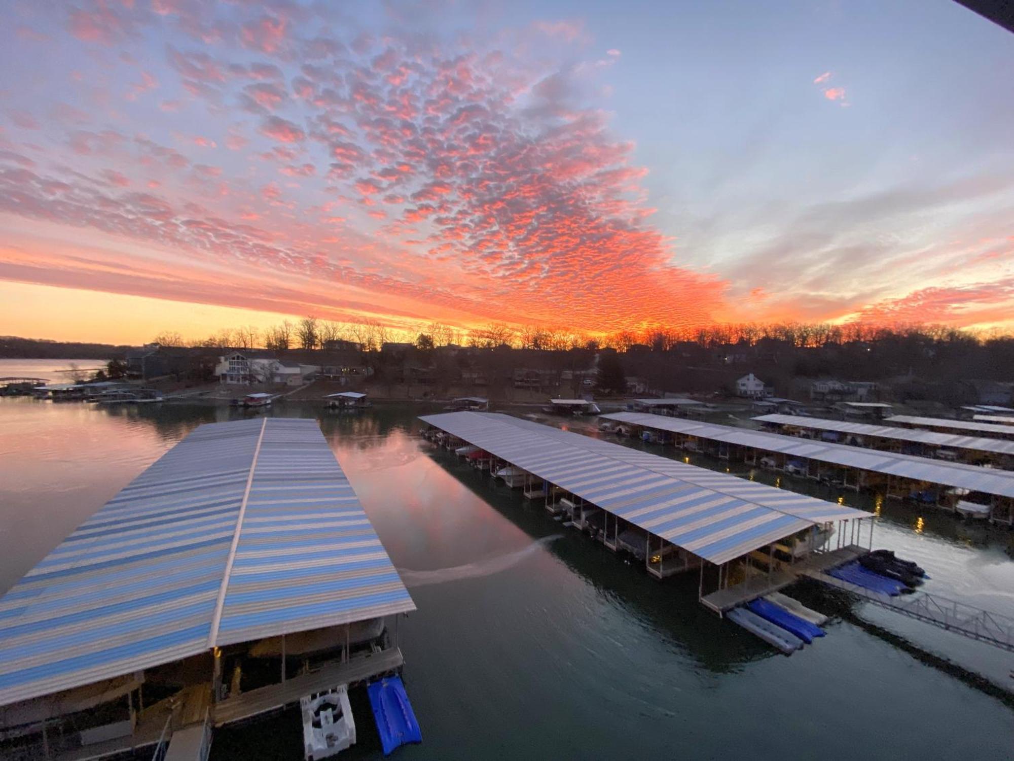 B Lakefront! Remodeled, Boat Slip, Patio Views, Pool, Boat Ramp, Wifi Osage Beach Luaran gambar